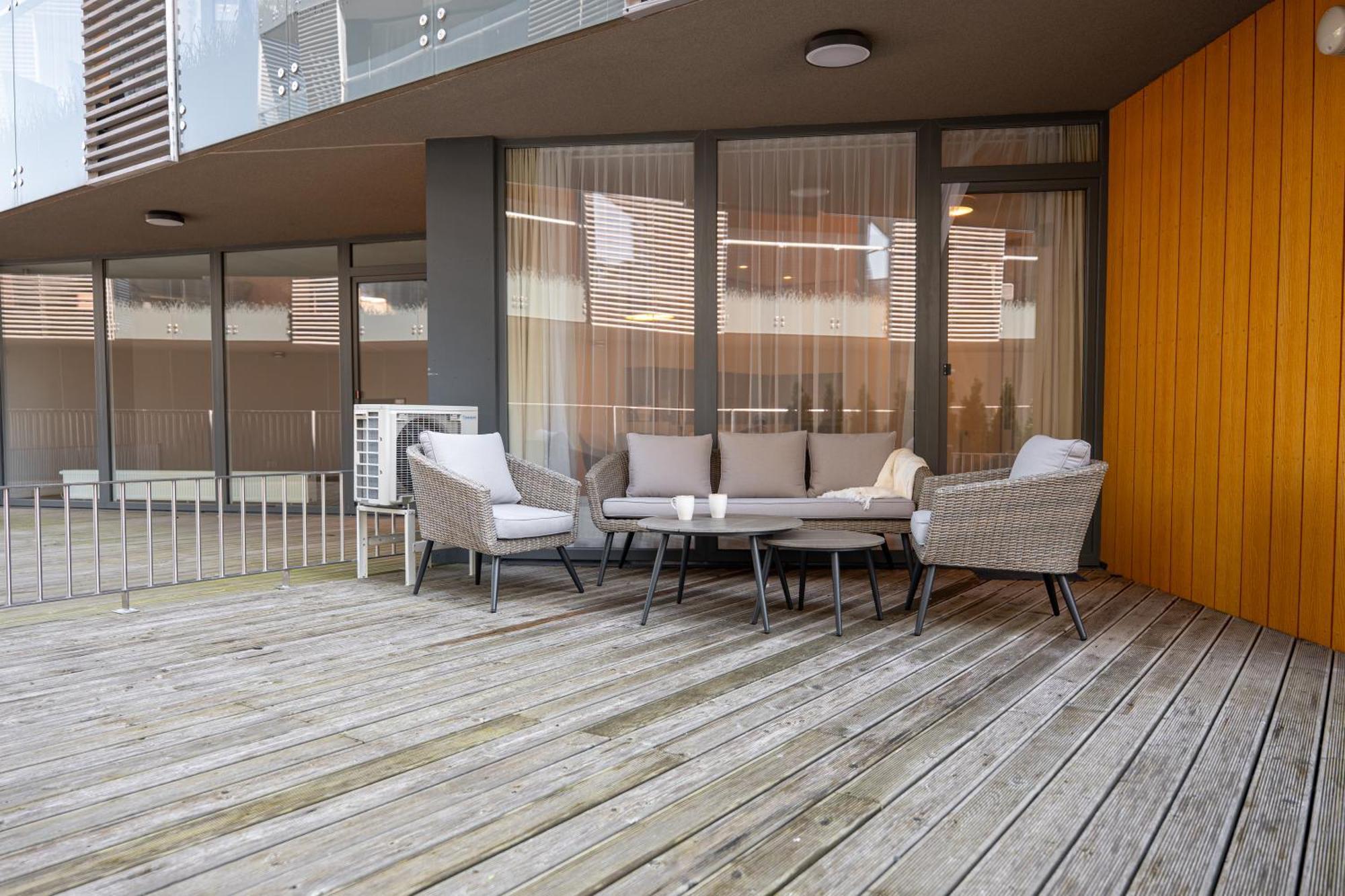 Cohost I Center With Terrace *